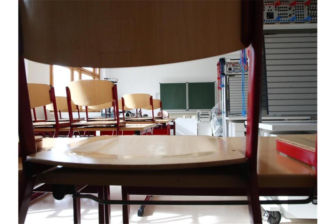 Ein leeres Klassenzimmer in der Staatlichen Berufsbildenden Schule in Sonneberg in Thüringen. Foto: Bodo Schackow/zb/dpa