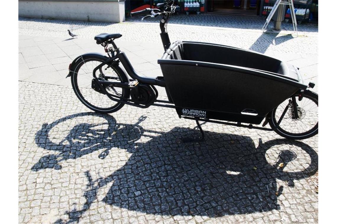 Boom-Branche Fahrrad: Messe Eurobike zeigt Neuheiten Ein leeres Lasten-Fahrrad steht vor einem Supermarkt. Foto: Annette Riedl/dpa/Archivbild