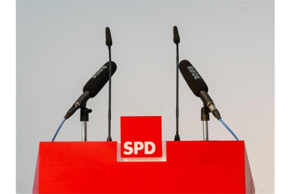 Schäfer-Gümbel erwartet genügend Kandidaten für SPD-Vorsitz Ein leeres Rednerpult mit dem Logo der SPD. Foto: Peter Endig