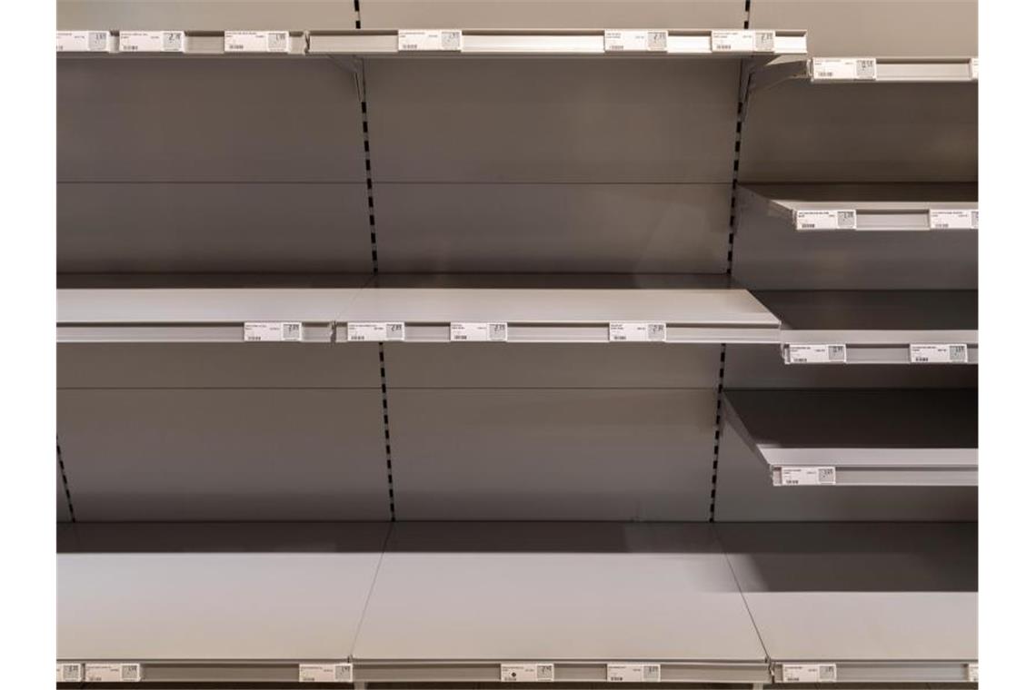 Corona: Supermarktketten liefern mehr Grundnahrungsmittel Ein leeres Regal ist in einem Supermarkt zu sehen. Foto: Robert Michael/dpa-Zentralbild/dpa/Symbolbild