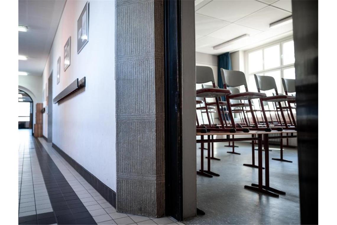 Debatte um Lockerungen nimmt wieder Tempo auf Ein leeres Schulgebäude in Oberhausen. Foto: Fabian Strauch/dpa