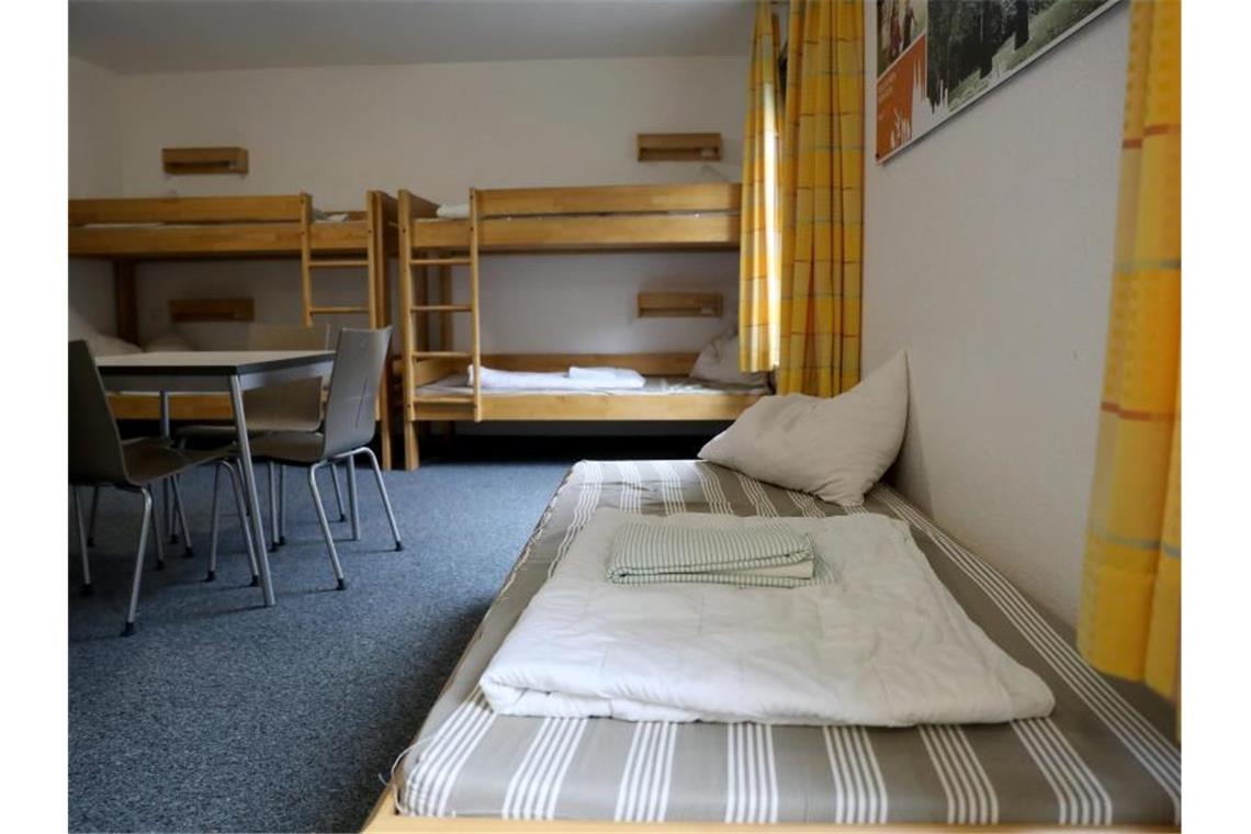 Ein leeres Zimmer in der Jugendherberge in Köln-Deutz. Erst Corona-Zwangspause, jetzt fehlende Klassenfahrten. Foto: Oliver Berg/dpa