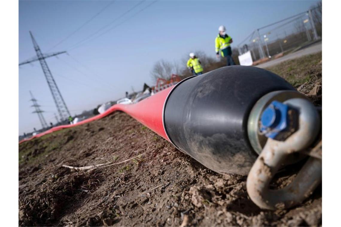 Ein Leerrohr der geplanten Stromautobahn Suedlink liegt auf einer Wiese. Foto: Marijan Murat/dpa/Archivbild