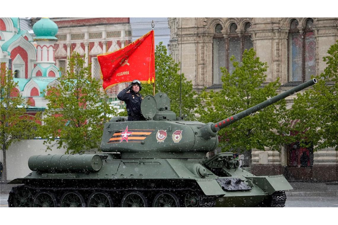 Ein legendärer sowjetischer T-34-Panzer ist während der Militärparade in Moskau zu sehen. Bei der traditionellen Parade zum Tag des Sieges sollen 9000 Soldaten aufmarschieren, darunter auch solche, die in den vergangenen Monaten in der Ukraine gekämpft haben.