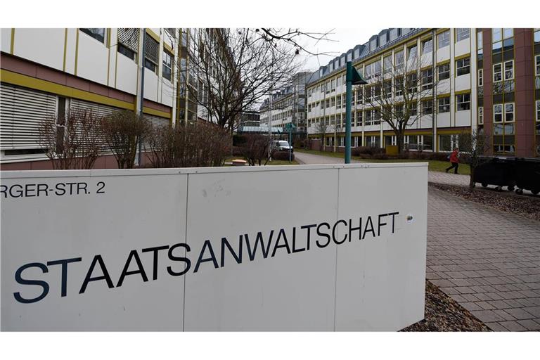 Ein Lehrer soll das Gesicht einer Schülerin per KI in ein Porno-Bild montiert haben. Die Staatsanwaltschaft ermittelt nun (Symbolfoto).
