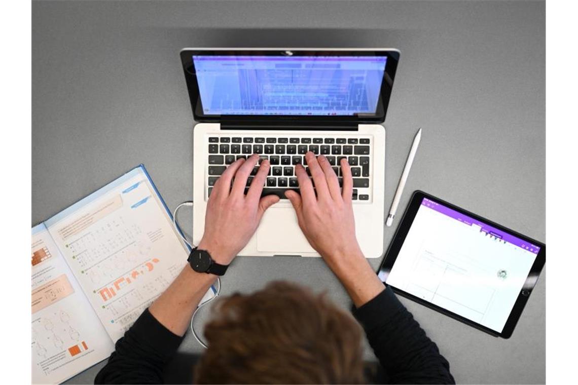 Computer für Lehrer: Verband meldet Zweifel für Südwesten an Ein Lehrer unterrichtet im Lehrerzimmer am Laptop. Foto: Felix Kästle/dpa/Symbolbild