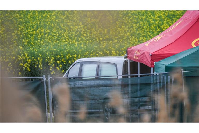 Ein Leichenwagen steht auf einem Feldweg in Baden-Württemberg, wo eine tote Frau in einem Auto entdeckt wurde.