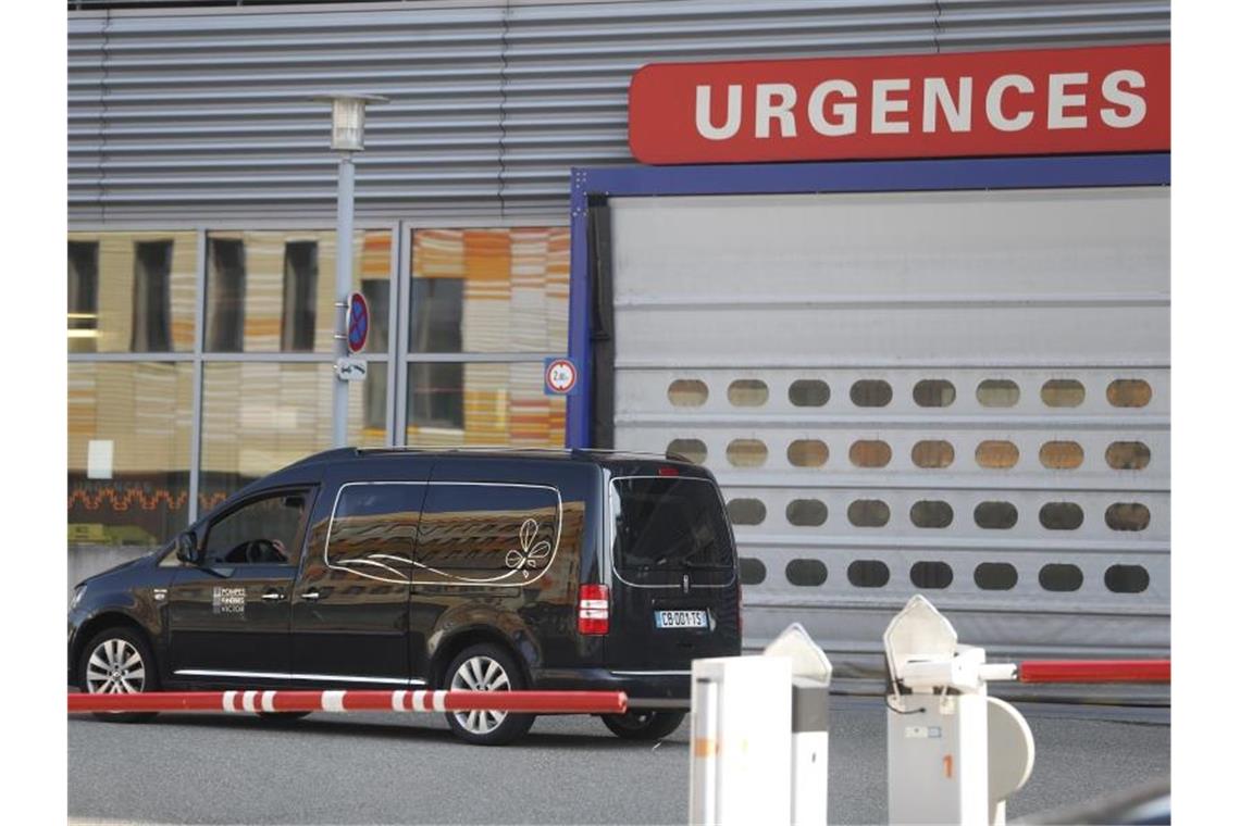 Ein Leichenwagen vor dem Notdienst eines Krankenhauses in Straßburg. Foto: Jean-Francois Badias/AP/dpa