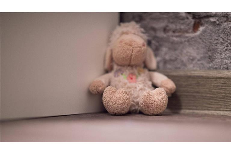 Ein leitender Mitarbeiter eines Kinderheims soll einen Jungen mehrfach schwer sexuell missbraucht haben (Symbolfoto).