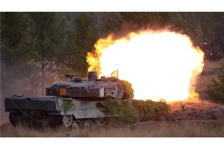 Ein Leopard 2 A7V des Panzerbataillons 203 bei einem Gefechtsschießen auf dem Truppenübungsplatz im niedersächsischen Bergen: bedingt verteidigungsbereit.