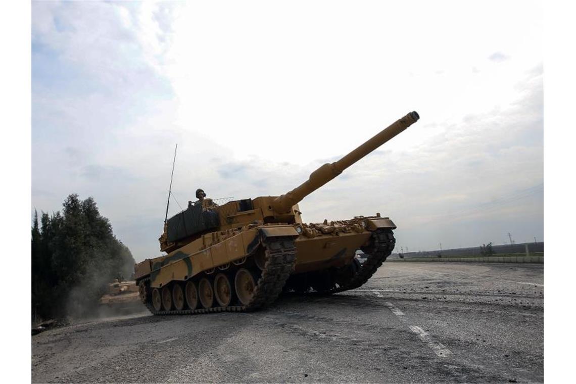 Ein Leopard 2A4 der türkischen Armee ist auf dem Weg nach Syrien. Foto: -/XinHua/dpa
