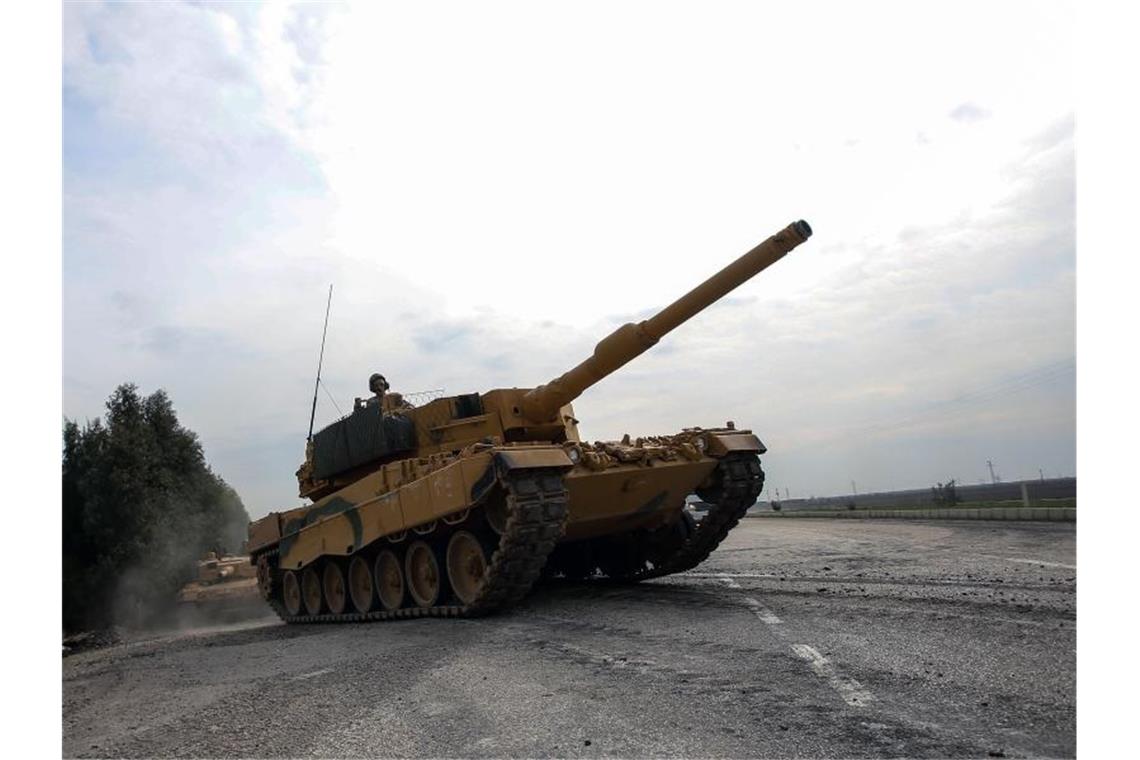 Ein Leopard 2A4 der türkischen Armee ist in der Provinz Hatay, Türkei, auf dem Weg nach Afrin in Syrien. Foto: -/XinHua/dpa