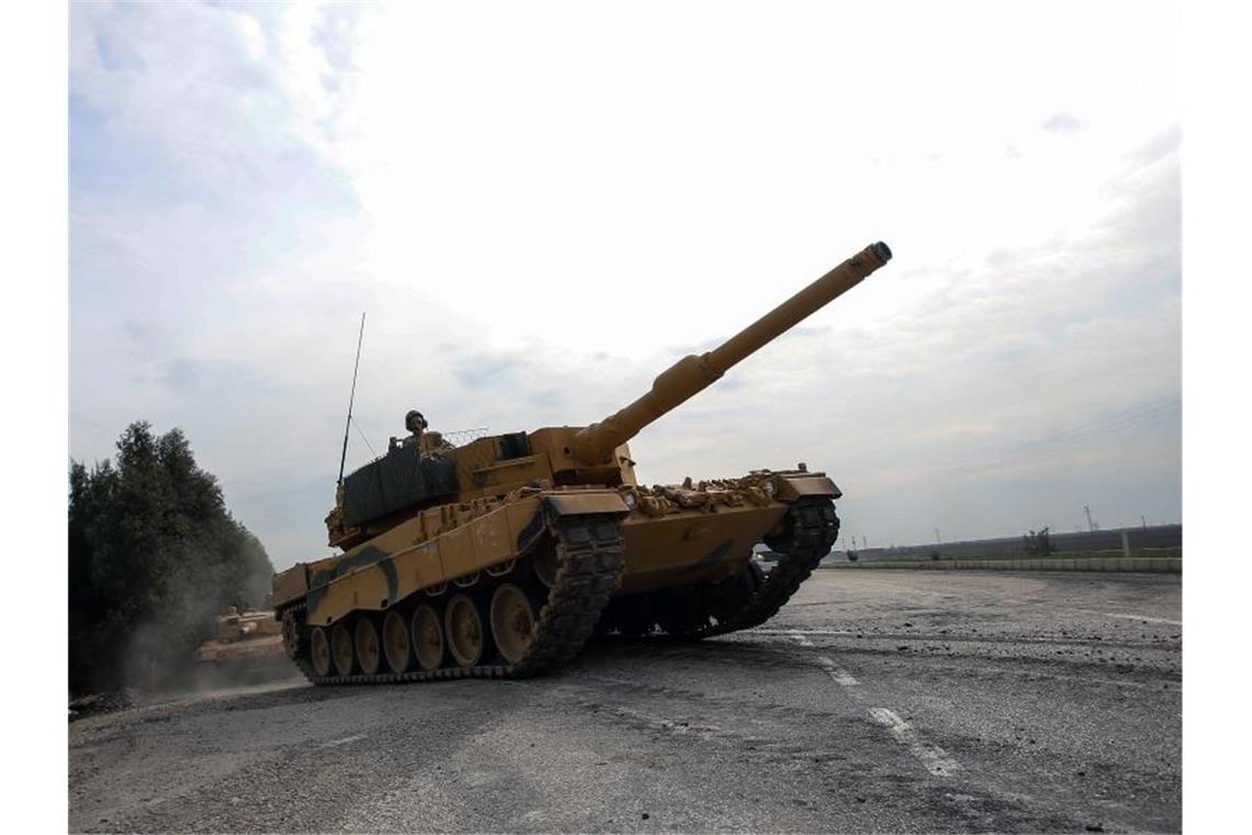 Kriegswaffenausfuhr auf über 492 Millionen Euro gestiegen Ein Leopard 2A4 der türkischen Armee ist in der Provinz Hatay, Türkei, auf dem Weg nach Afrin in Syrien. Foto: -/XinHua/dpa