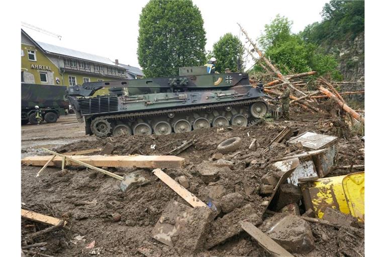 Ein Leopard-Bergepanzer der Bundeswehr ist in Schuld (Kreis Ahrweiler) im Einsatz, um Schutt zu räumen. Foto: Thomas Frey/dpa