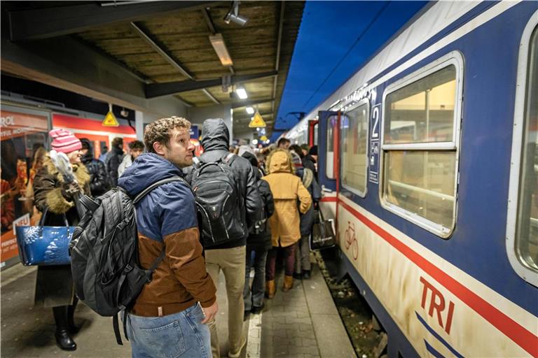 Ein letzter skeptischer Blick, dann geht es für mich (vorne) in einem rappelvollen Zug los in Richtung Waiblingen.  Fotos: Alexander Becher