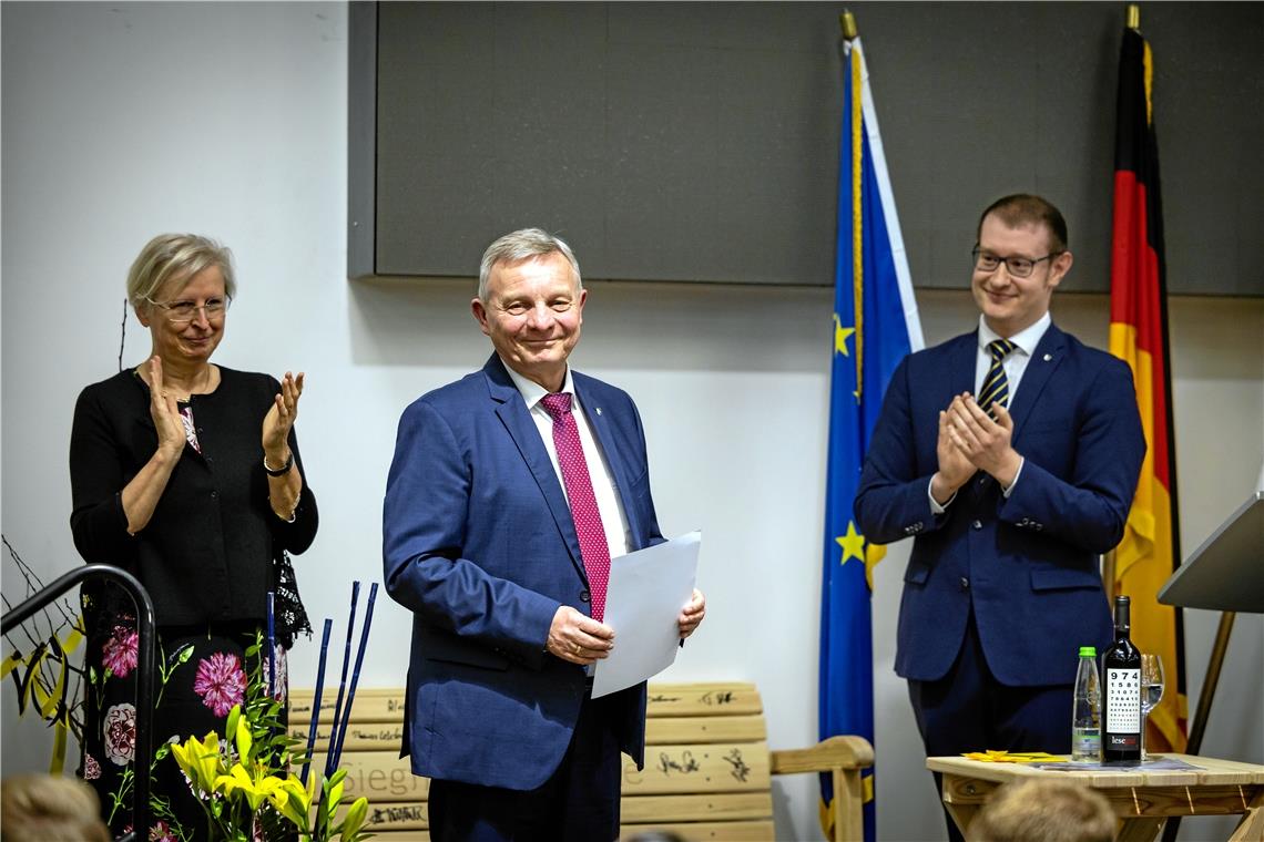 Ein letztes Mal steht Siegfried Janocha im Mittelpunkt, Oberbürgermeister Maximilian Friedrich und Stadträtin Ute Ulfert spenden ihm Beifall.Foto: Alexander Becher