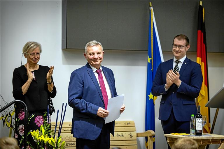 Ein letztes Mal steht Siegfried Janocha im Mittelpunkt, Oberbürgermeister Maximilian Friedrich und Stadträtin Ute Ulfert spenden ihm Beifall.Foto: Alexander Becher