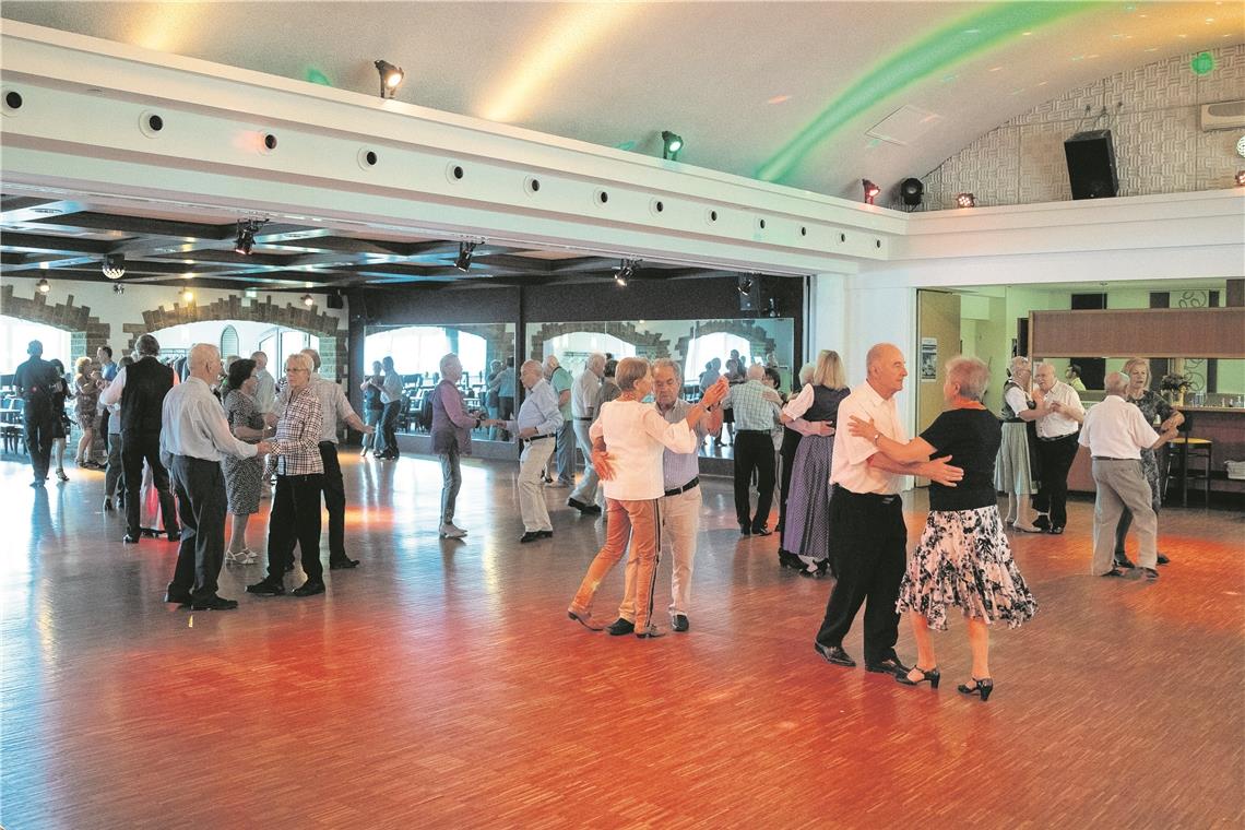 Ein letztes Tänzchen in der Tanzschule im Backnanger Norden: Morgen noch ist dazu Gelegenheit, dann endet der Unterricht. Zumindest vorläufig. Fotos: A. Becher