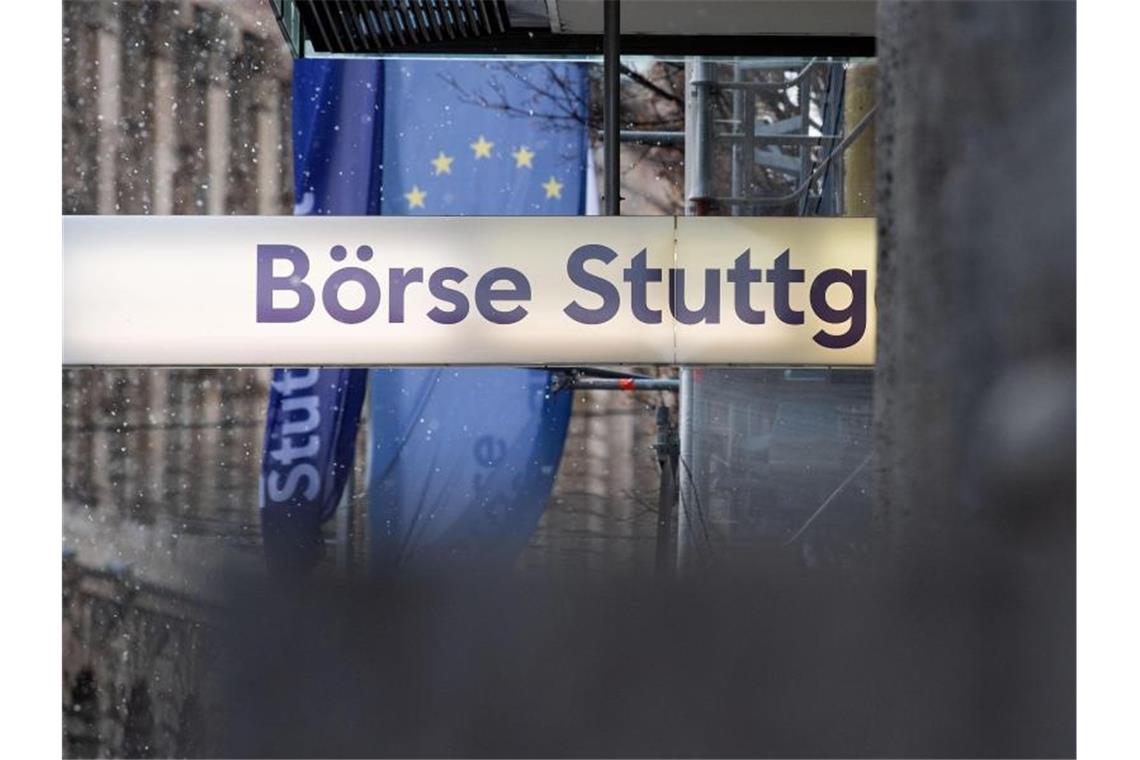 Voelkel wird neuer Chef der Börse Stuttgart Ein Leuchtdisplay mit der Aufschrift „Börse Stuttgart“ ist an der Börse Stuttgart angebracht. Foto: Marijan Murat/dpa