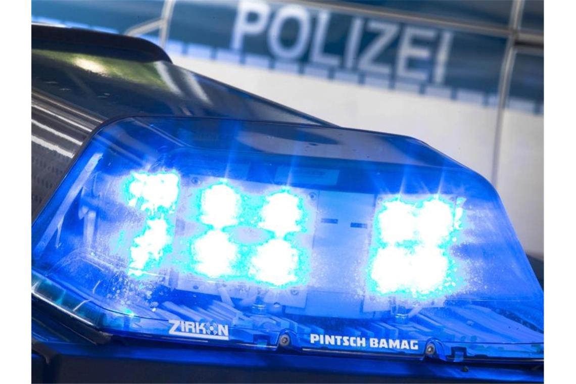 Ein leuchtendes Blaulicht auf einem Polizeiwagen. Foto: Friso Gentsch/dpa/dpa-tmn/Symbolbild