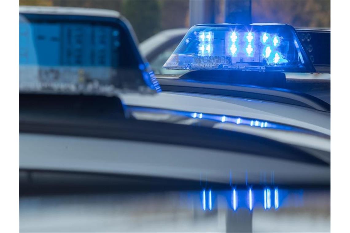 Ein leuchtendes Blaulicht auf einem Polizeiwagen. Foto: Jens Büttner/dpa-Zentralbild/dpa/Symbolbild