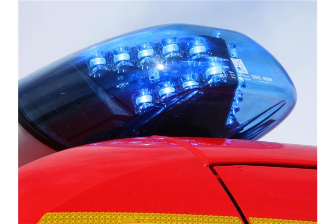 Gasleitung beschädigt: 70 Anwohner in Sicherheit gebracht Ein leuchtendes Blaulicht der Feuerwehr. Foto: Stephan Jansen/Archivbild