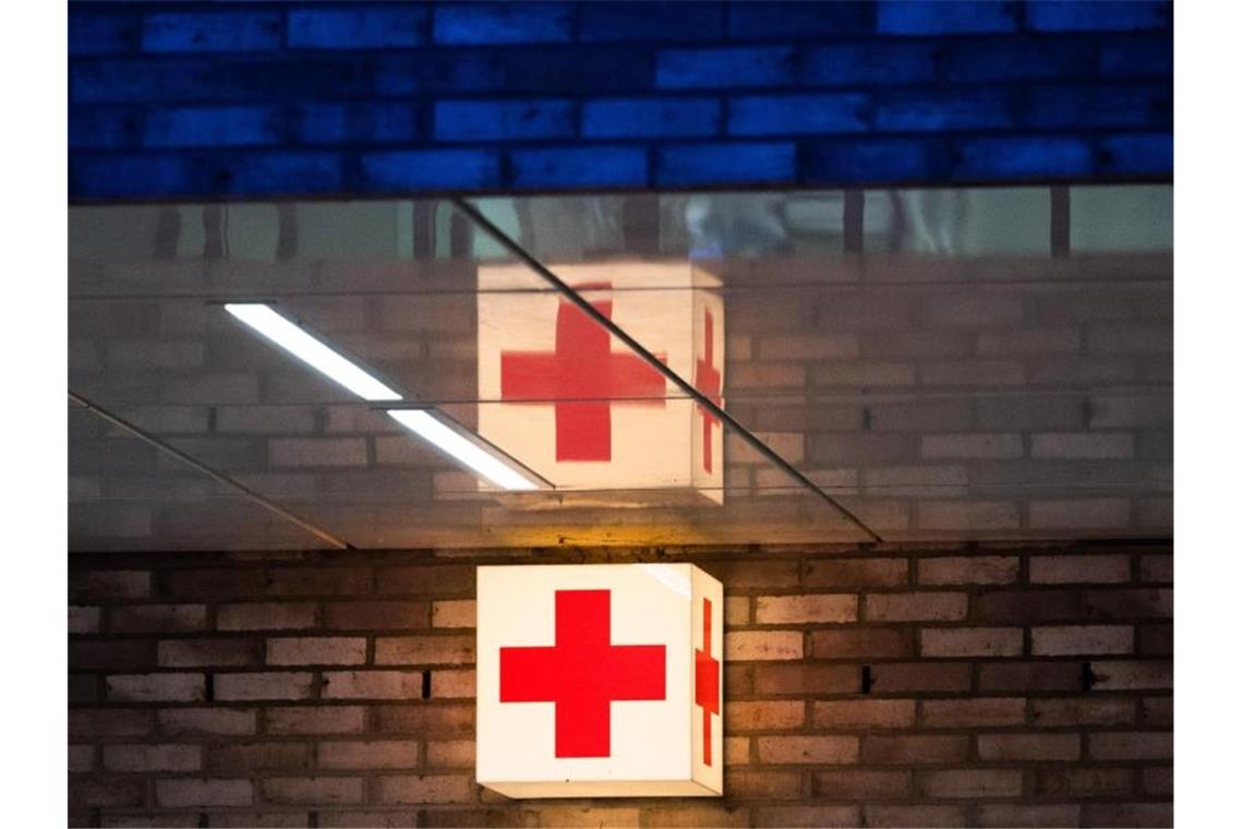 85-Jährige stirbt bei Autounfall im Kreis Waldshut Ein Leuchtkasten mit einem roten Kreuz hängt vor der Notaufnahme eines Krankenhauses. Foto: Julian Stratenschulte/dpa/Symbolbild