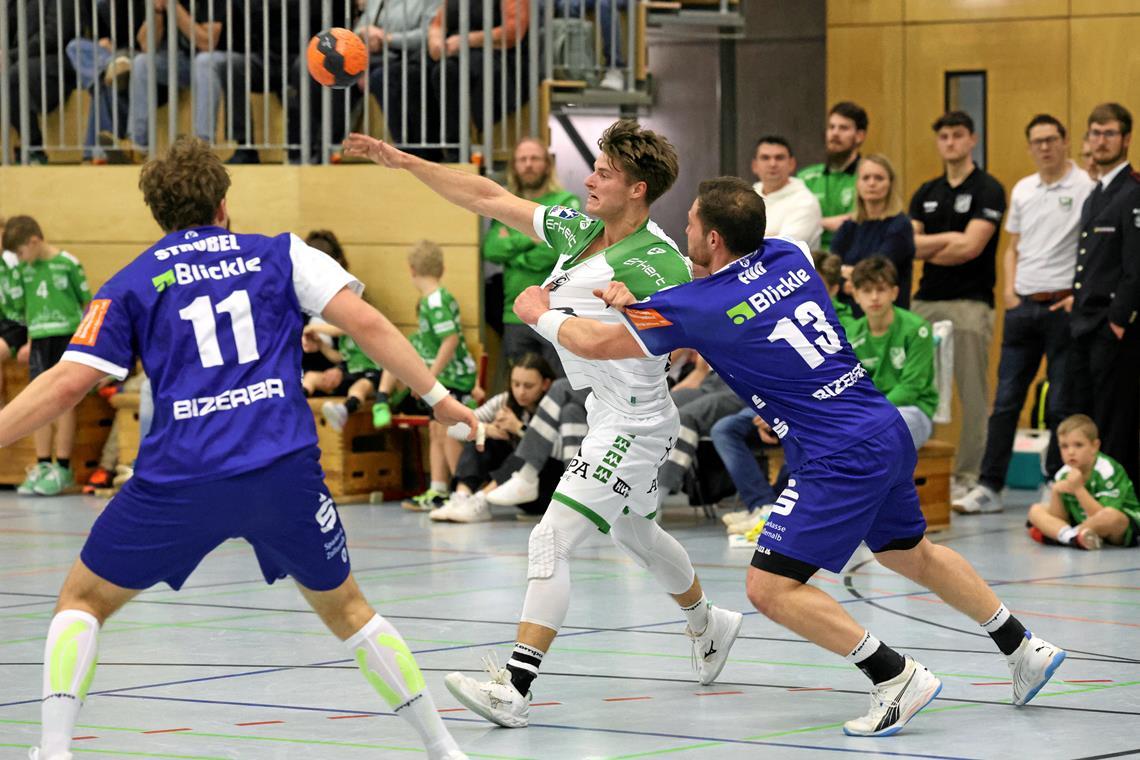 Ein Lichtblick im Rückraum: Valentin Abt (am Ball) ist gegen Balingen mit sechs Toren der beste HCOB-Werfer. Foto: Alexander Hornauer