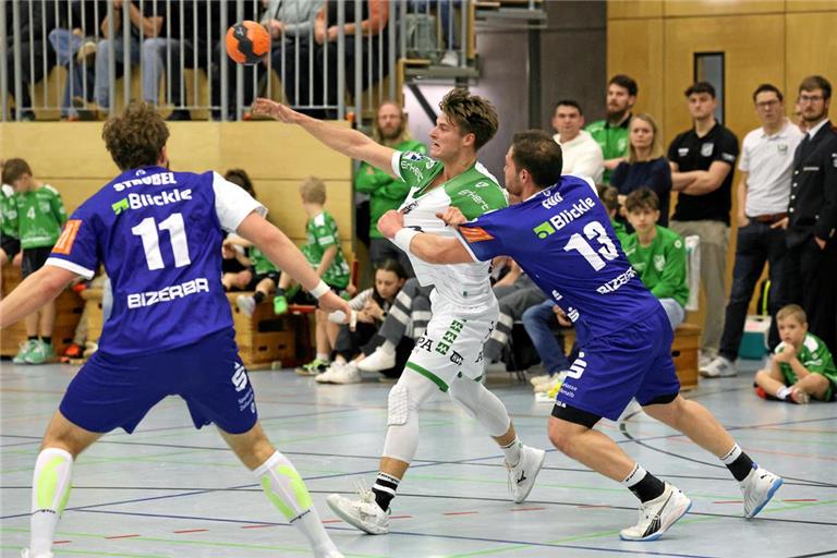 Ein Lichtblick im Rückraum: Valentin Abt (am Ball) ist gegen Balingen mit sechs Toren der beste HCOB-Werfer. Foto: Alexander Hornauer