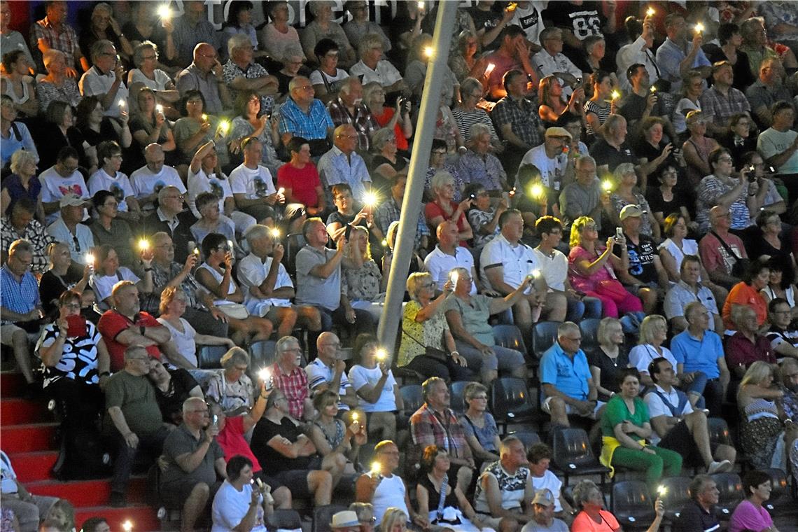 Ein Lichterrmeer erfüllt die Arena. "Im nächsten Leben".