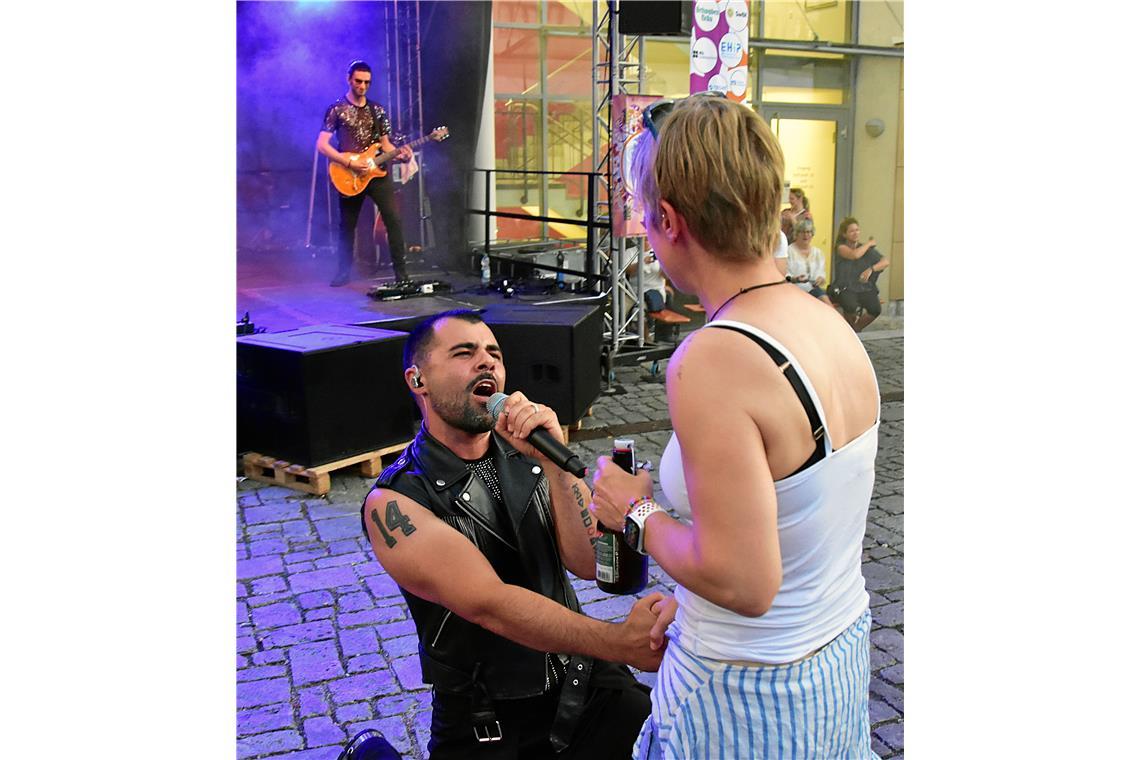 Ein Liebeslied von Queen. Da geht Sänger Salvo Vinci sogar auf die Knie.
