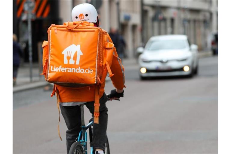 Ein Lieferando-Fahrer auf dem Weg zum nächsten Kunden. Foto: Jan Woitas/dpa-Zentralbild/dpa