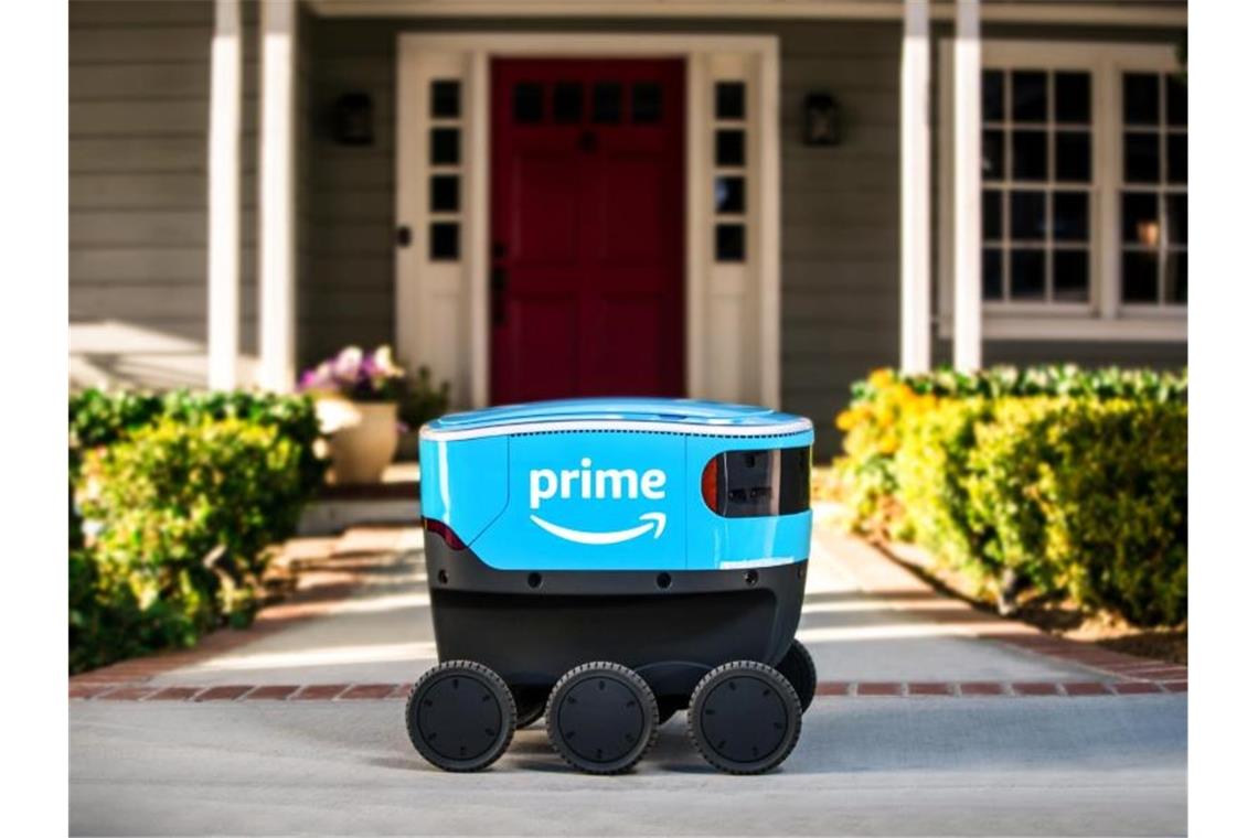 Ein Lieferroboter von Amazon fährt testweise über einen Gehweg. Foto: Amazon/dpa/Archivbild