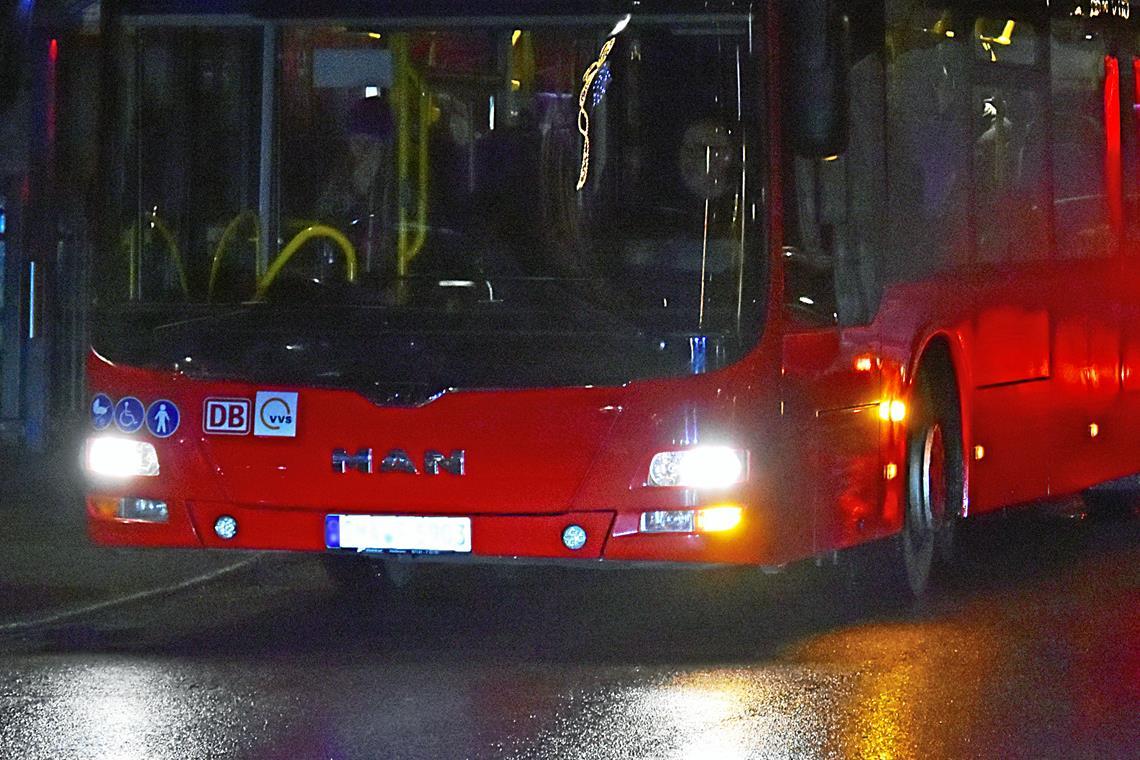 Backnang: Unbekannter wirft mit Stein auf Linienbus Ein Linienbus ist durch einen Steinwurf beschädigt worden. Symbolfoto: Tobias Sellmaier