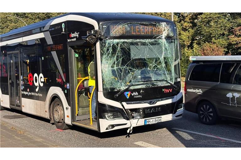 Ein Linienbus mit kaputer Scheibe steht an der Unfallsteller. Am frühen Morgen sind zwei Busse in Hamburg zusammengestoßen.