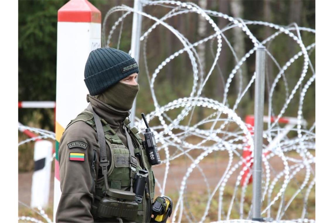 Litauen verlängert Ausnahmezustand an Grenze zu Belarus Ein litauischer Grenzschützer steht an der litauisch-belarussischen Grenze. Das osteuropäische Land will den Ausnahmezustand in seiner Grenzregion bis zum 14. Januar 2022 verlängern. Foto: -/State Border Guard Service/dpa