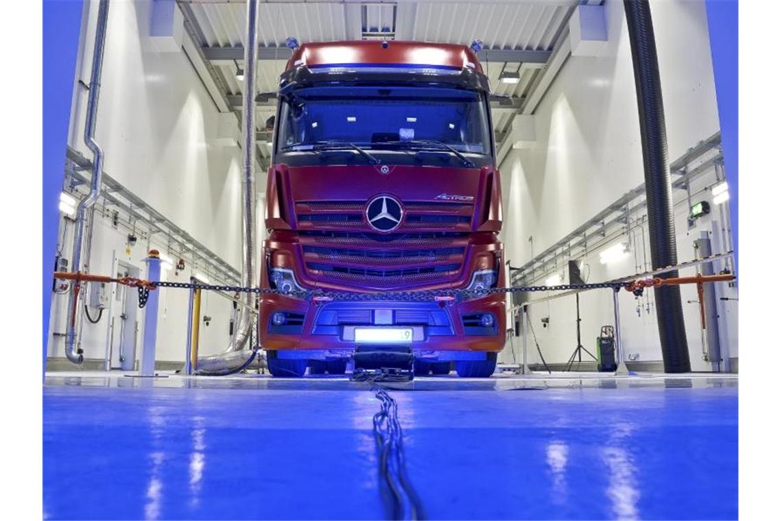 Ein Lkw auf einem Rollenprüfstand im Mercedes-Benz Werk Wörth. Daimler will künftig gemeinsam mit Volvo Brennstoffzellen für Lkw entwickeln. Foto: MediaPortal Daimler AG/dpa