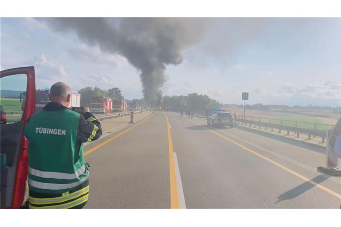 A81 noch bis in den Nachmittag voll gesperrt Ein Lkw-Brand sorgt für eine Sperrung auf der A81.