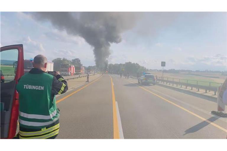 Ein Lkw-Brand sorgt für eine Sperrung auf der A81.