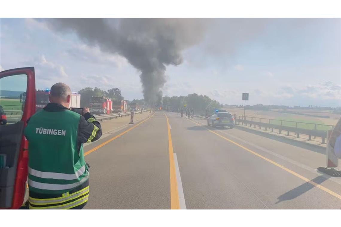 Fahrbahn der A81 beschädigt Ein Lkw-Brand sorgt für Schaden auf der A81.