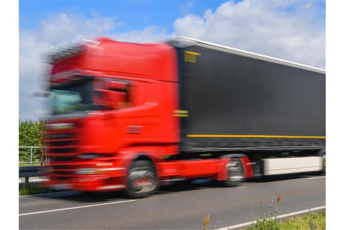 Ein LKW fährt auf der Bundesstraße 87 zwischen Frankfurt (Oder) und Müllrose. Foto: Patrick Pleul/zb/dpa