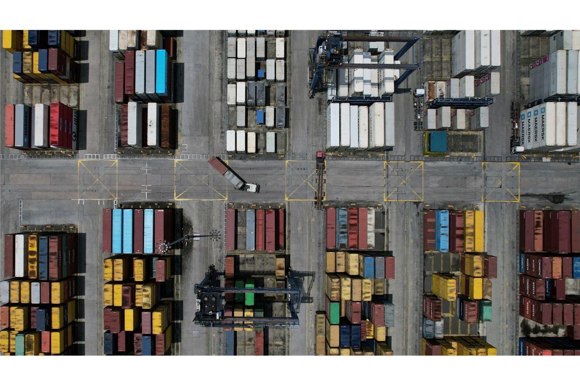 Ein Lkw fährt entlang gestapelter Container im Nordhafen von Manila.