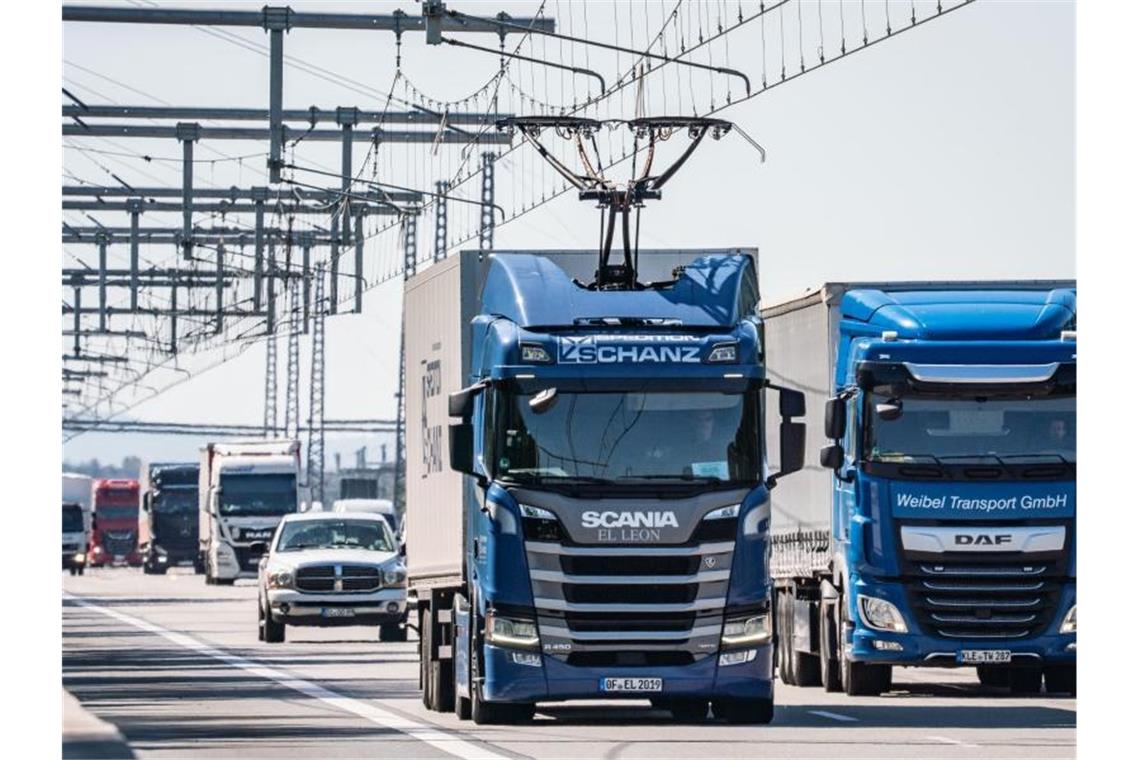 Ein LKW fährt mit ausgefahrenem Stromabnehmer auf einer Teststrecke für E-Lastwagen. Foto: Frank Rumpenhorst/dpa/Symbolbild