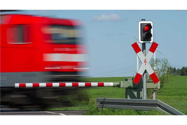 Ein Lkw-Fahrer zog das Auto der 78-Jährigen von den Gleisen, Sekunden bevor ein Zug durchfuhr. (Symbolbild)