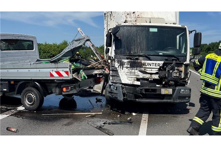 Ein Lkw geriet in ein Baustellenfahrzeug - und zwei Arbeiter starben noch auf der Autobahn
