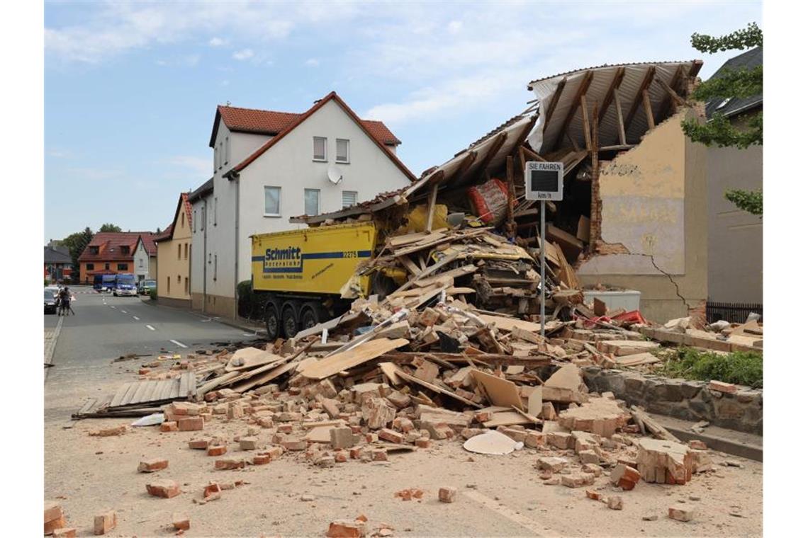 Ein Lkw ist am Morgen im thüringischen Altkirchen in ein Haus gefahren. Foto: Bodo Schackow/dpa-Zentralbild/dpa