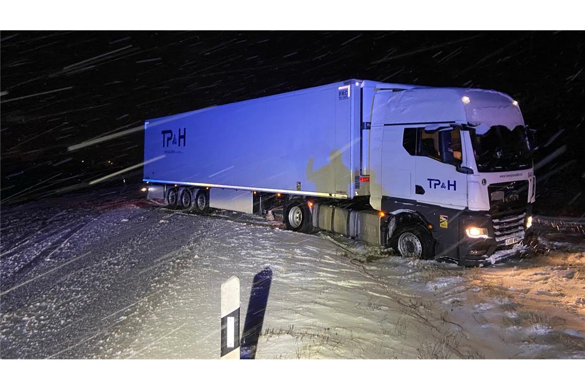 Ein Lkw ist in Rheinland-Pfalz aufgrund der schneeglatten Fahrbahn ins Rutschen gekommen und hat so den Verkehr blockiert.