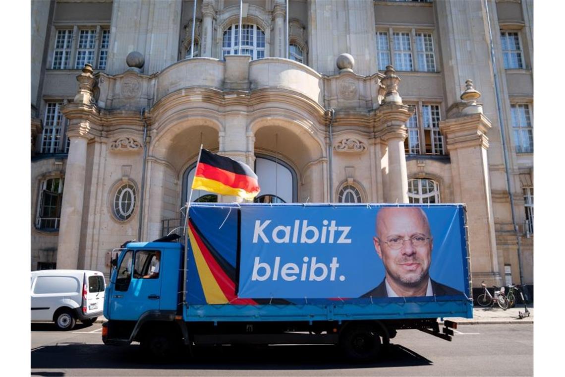 Ein LKW mit dem Konterfei des ehemaligen Brandenburger AfD-Fraktionsvorsitzenden Andreas Kalbitz fährt am Berliner Landgericht vorbei. Foto: Kay Nietfeld/dpa