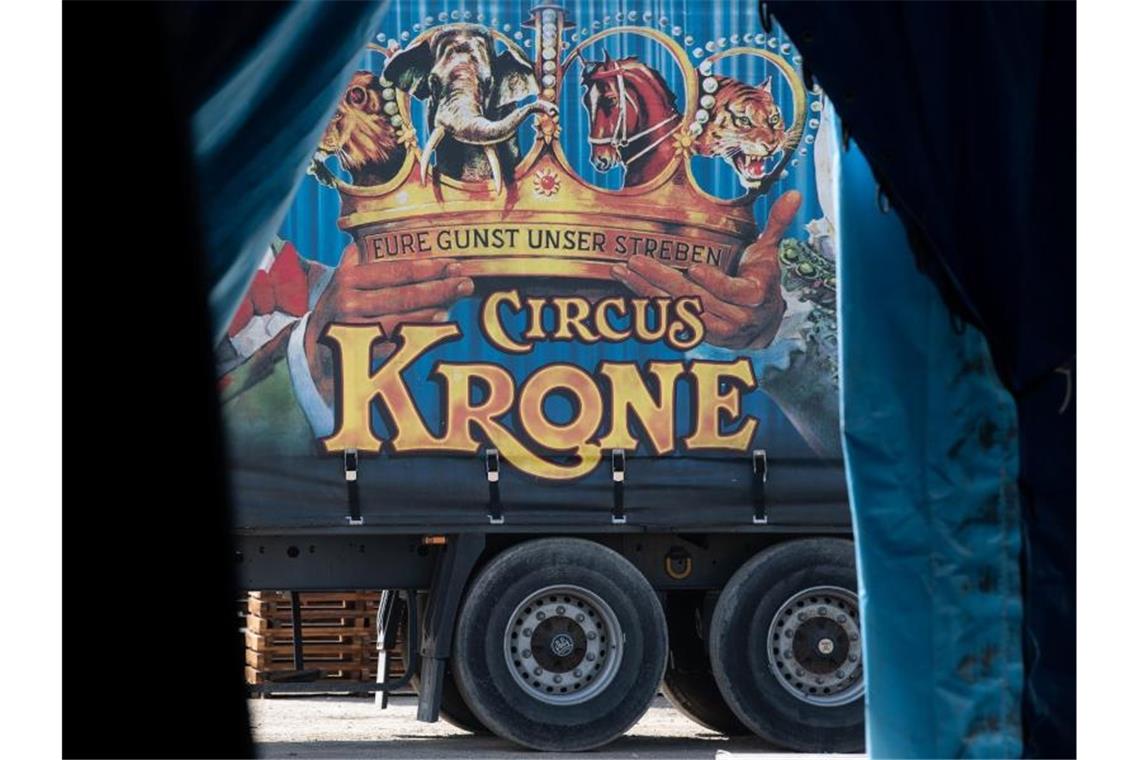 Ein LKW mit der Aufschrift „Circus Krone“. Foto: Sven Hoppe/dpa