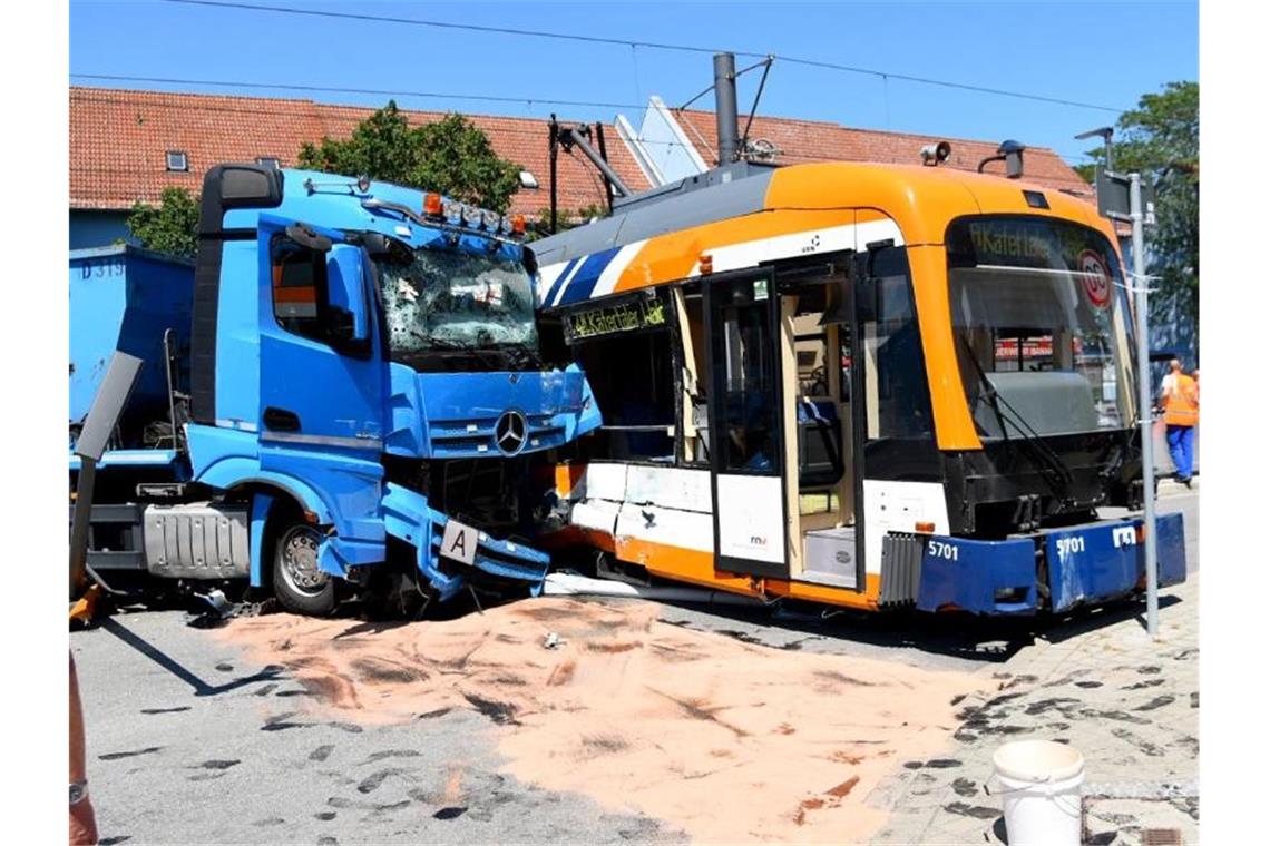 Laster kollidiert mit Straßenbahn: neun Verletzte